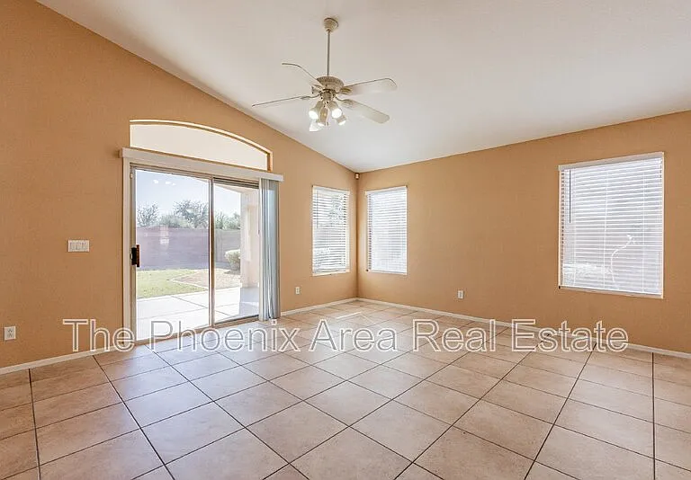 1261 N Balboa Dr — Photo 28