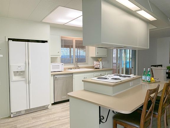 3rd image of 8006 Oakside Ln