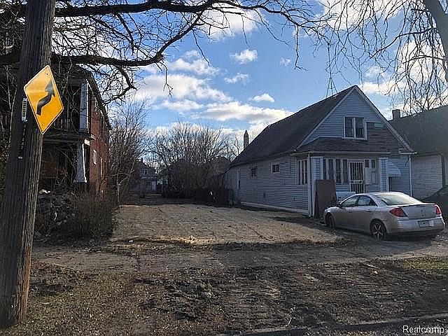 2nd image of 5784 Woodrow St
