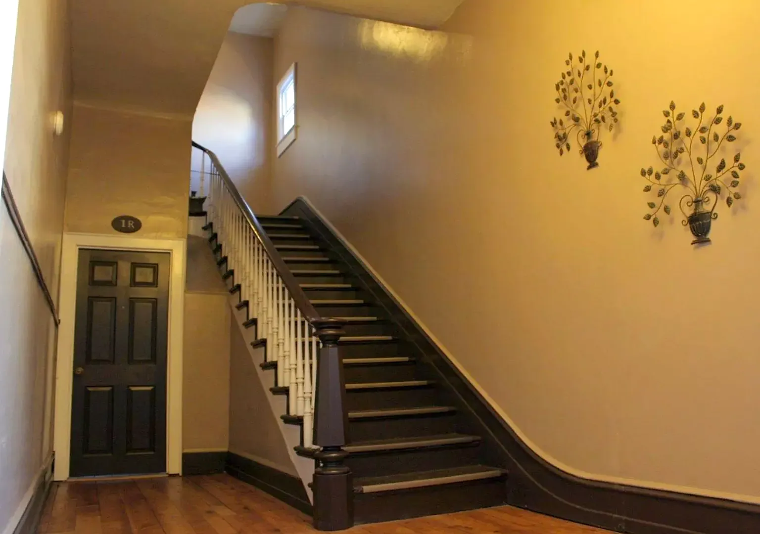 136 E Queen St — Photo 2