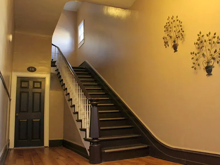 136 E Queen St — Photo 2