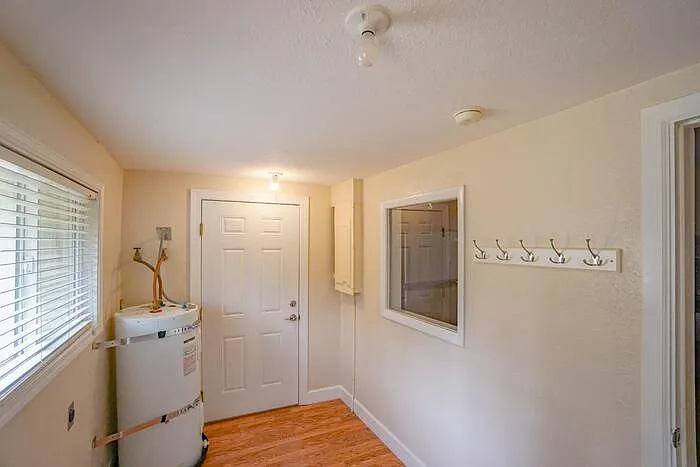 944 Dale St — Photo 27