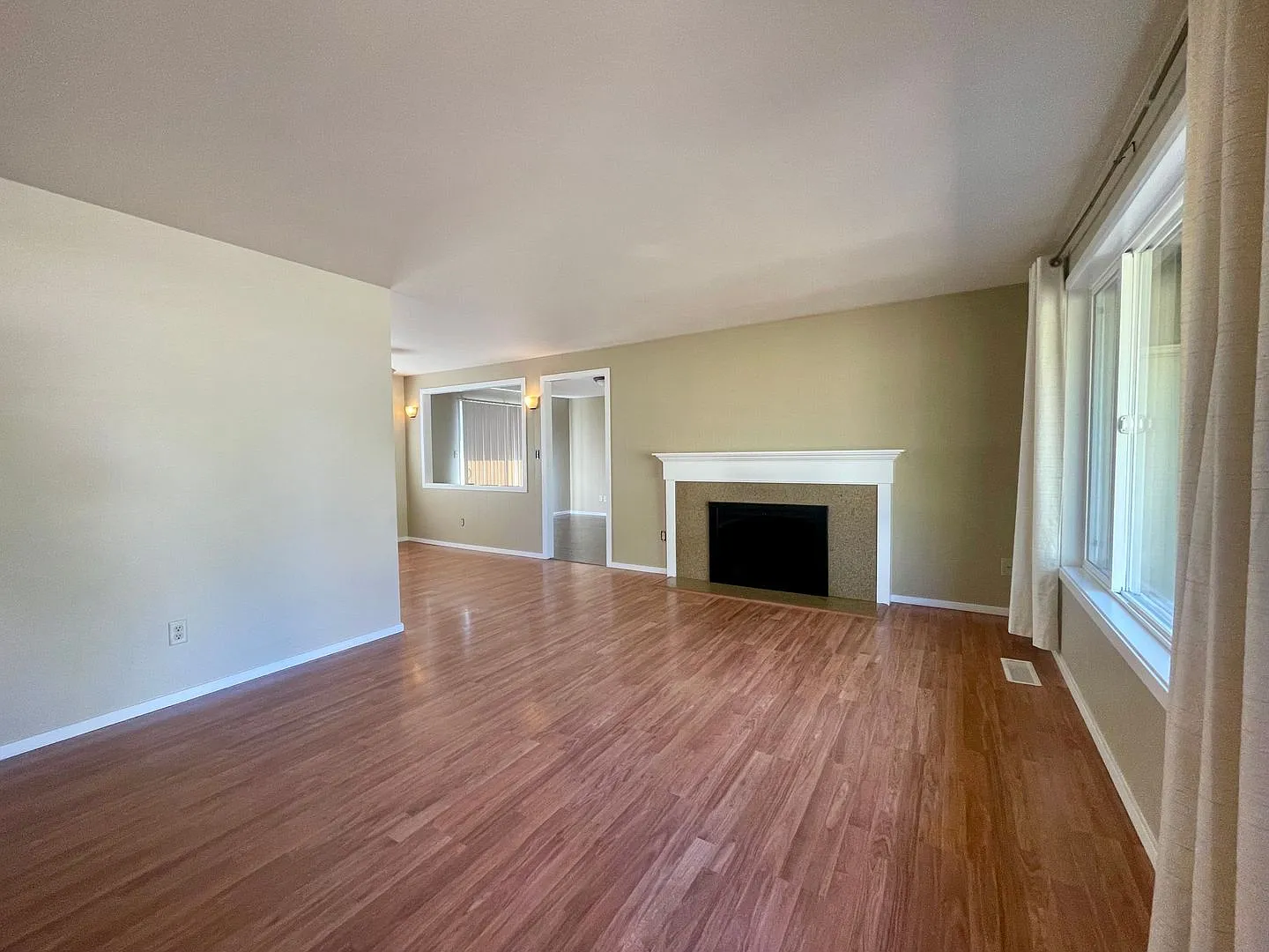 Lynnwood 3 bedroom 1.75 bath home with garage and fenced yard! $2950 per month — Photo 4