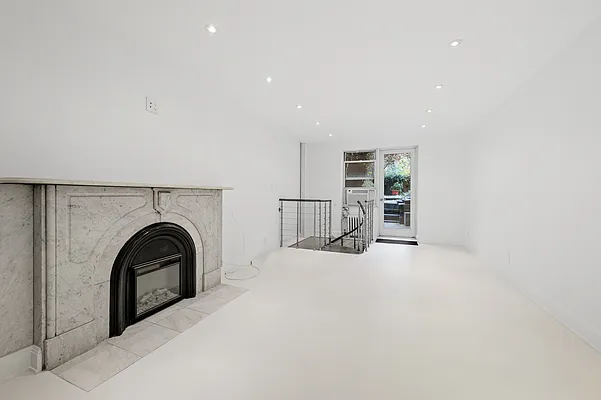 Rented by R New York | media 12