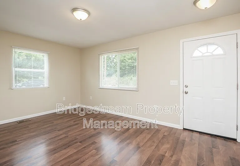 340 Walnut St — Photo 6