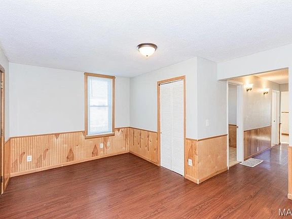 3rd image of 627 Benton St