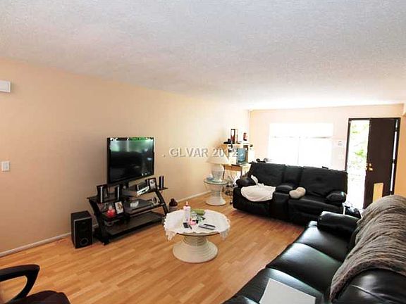 3rd image of 250 Shadybrook Ln
