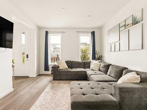 4th image of 39 Howse Rise NE