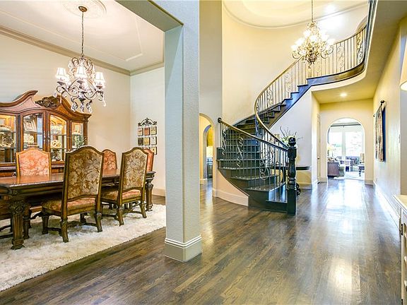 4th image of 905 Thornbury Ct