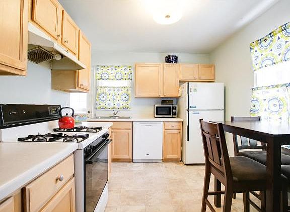 4th image of 1645 Fremont Ave