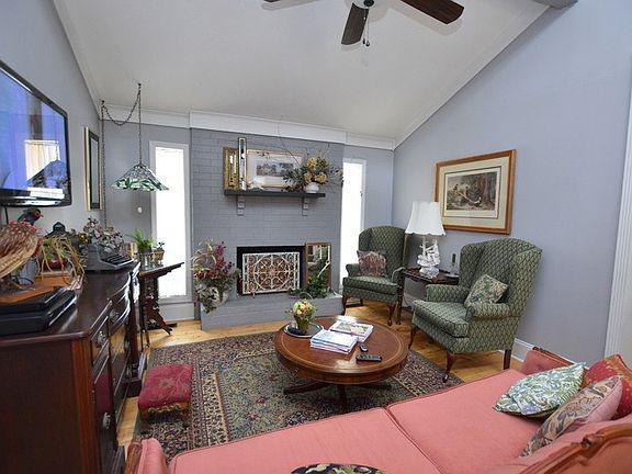 4th image of 1332 Briarwood Pl NW