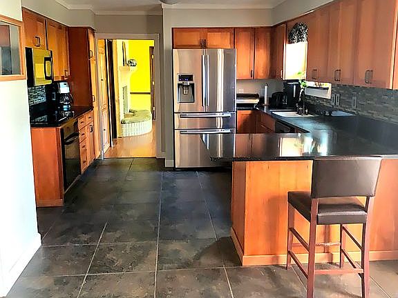 Modern eat-in kitchen 