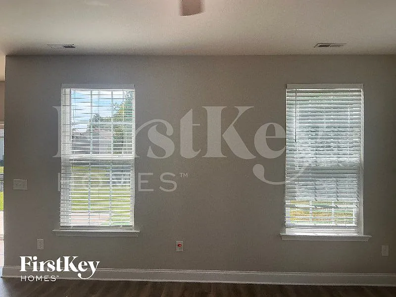 4 bed, 2.5 bath, 2018 sqft, $2,295 — Photo 3