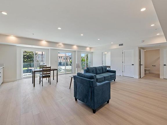 5th image of 226 N Berendo St #200