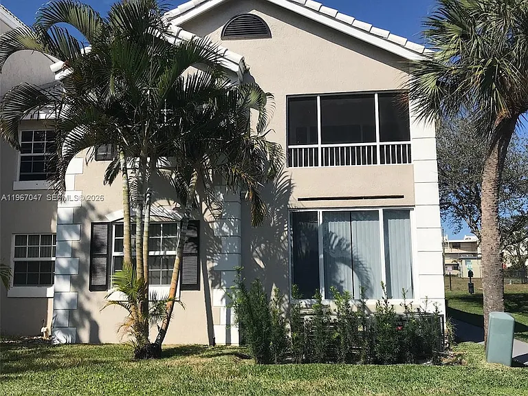 2841 N Oakland Forest Dr — Photo 16