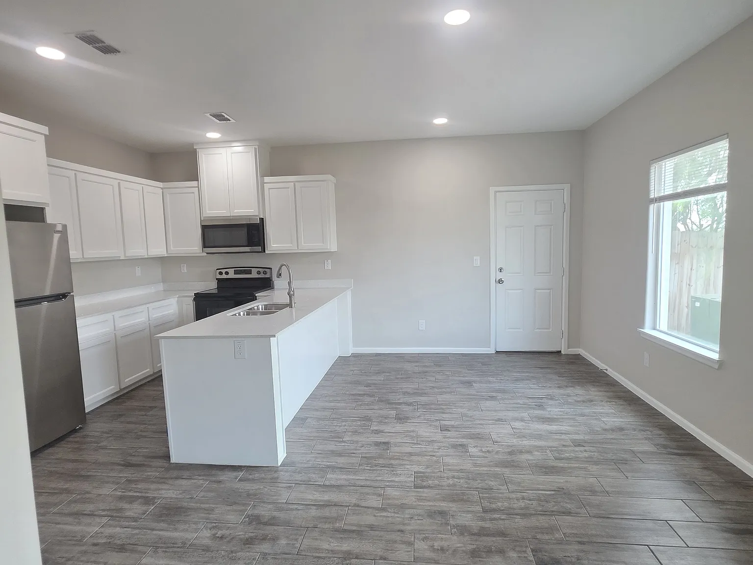 2 bed, $1,100 — Photo 1