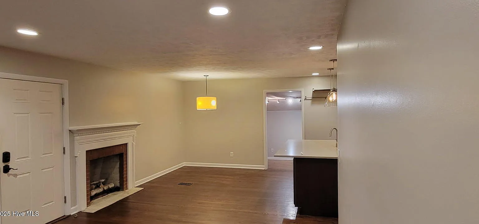 3 bed, 2.0 bath, 1316 sqft, $2,100 — Photo 3