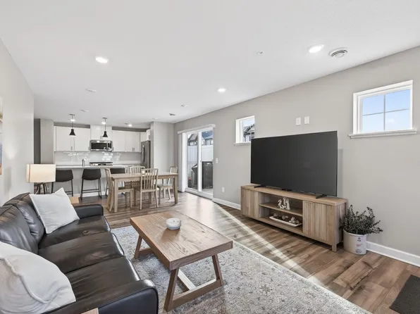 5251 Long Pointe Pass, Woodbury, MN 55129