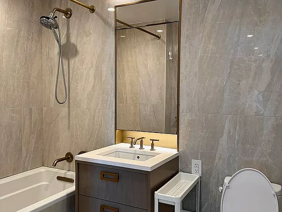 5th image of 3 Court Sq APT 5203