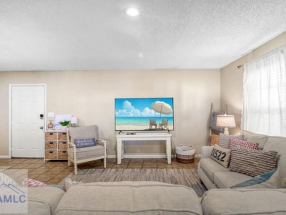 5th image of 302 E Island Square Dr