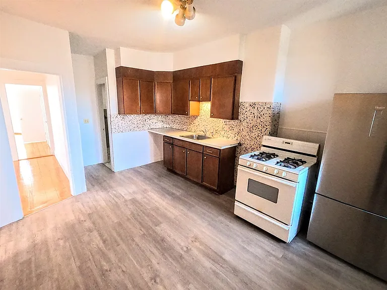 90 Wenham St #3 — Photo 4