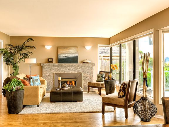 Warm and inviting living rm