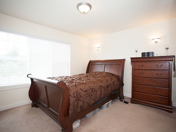 5th image of 427 Oak Ln