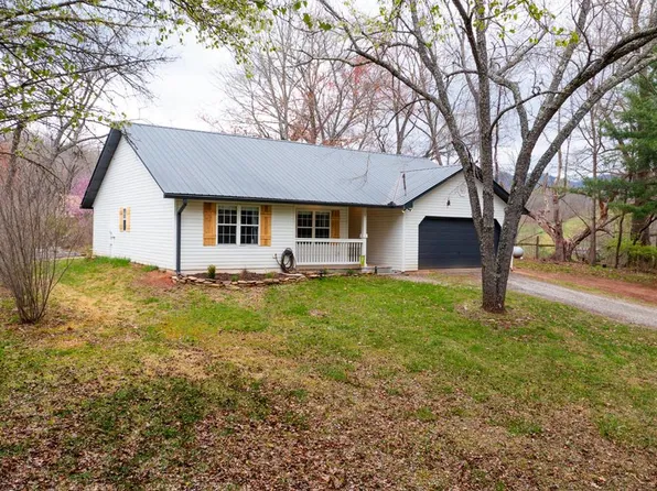 943 Chatuge Ln, Hayesville, NC 28904