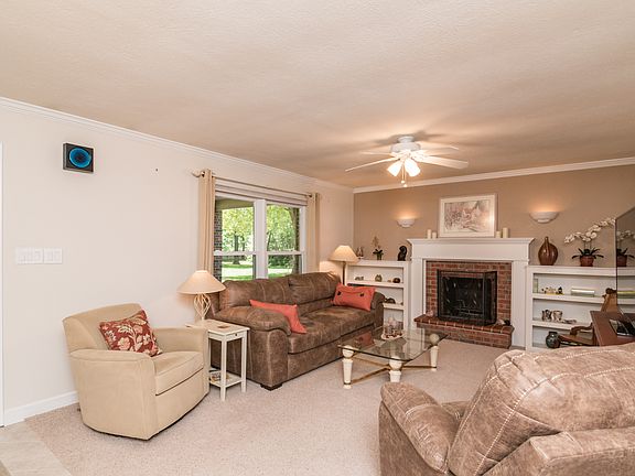 Living room Gas fireplace