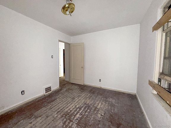 4th image of 12441 Lansdowne St
