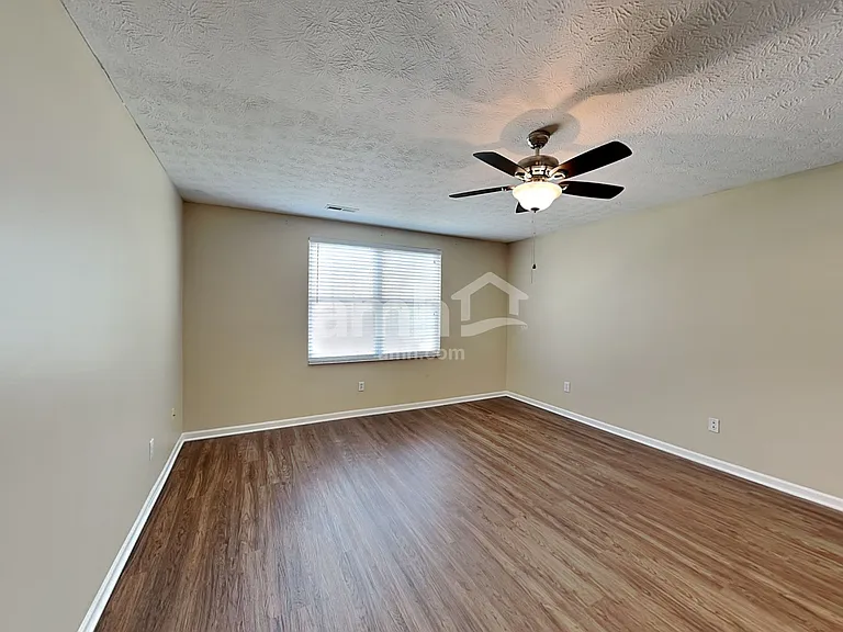 220 Hartford Ct — Photo 9