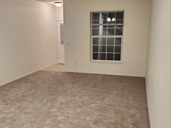 4th image of 10 Bridgewater Trl