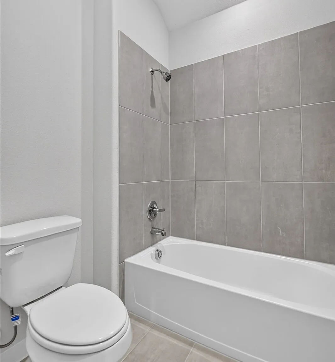 6 bed, 4.0 bath, 3000 sqft, $3,950 — Photo 3