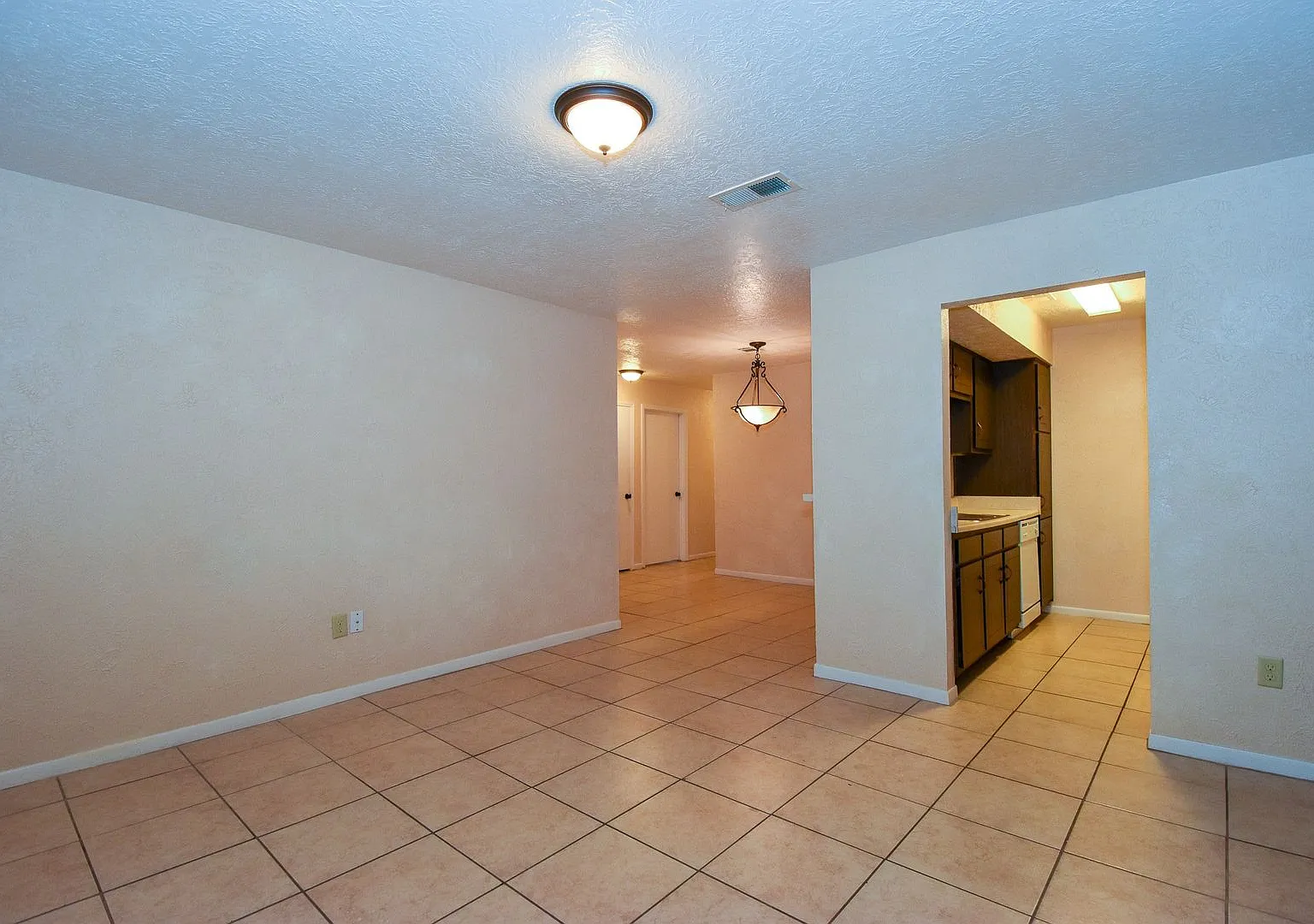 3 Bedroom 2 Bath Patio Home With 1112 Sf — Photo 3