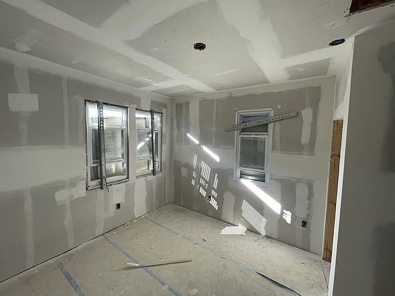 5th image of 4457 Maryland St
