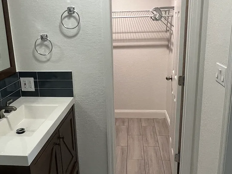 1809 Barksdale Dr — Photo 1