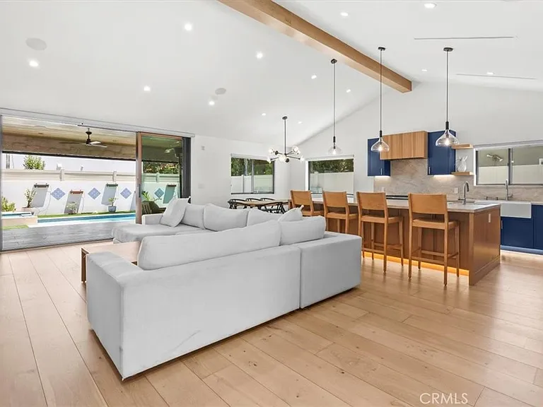 5748 Vesper Ave — Photo 6