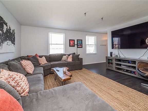 3rd image of 1313 Manor Dr