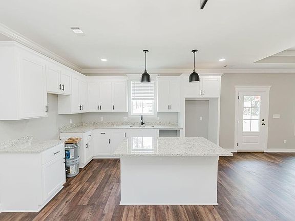 5th image of 110 Pine Point Dr