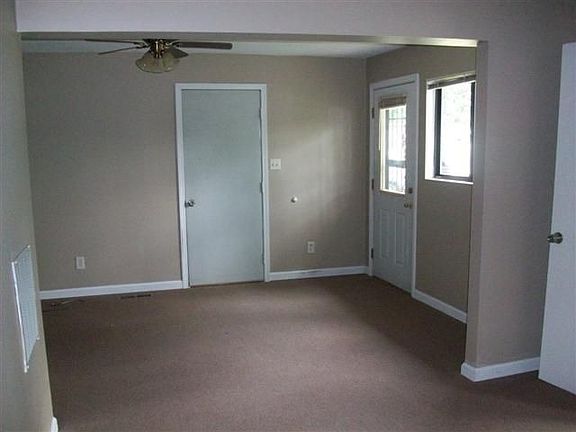 4th image of 2865 Hill St
