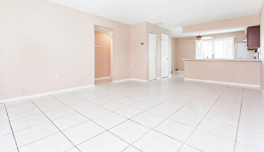 Charming Two Bed Ground Floor Condo in Englewood Park Move-In Ready! — Photo 3