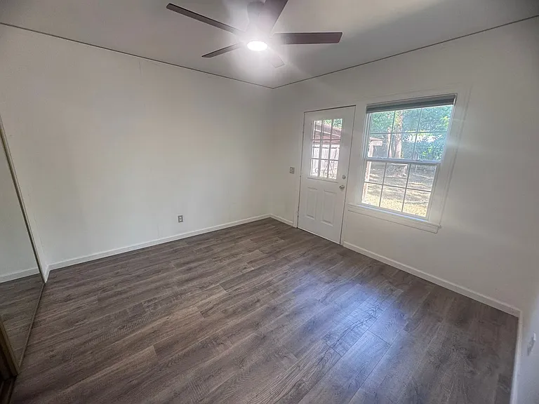 1559 Virginia Ave — Photo 14