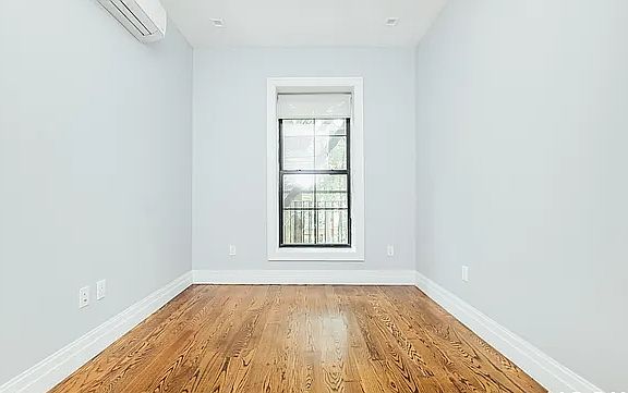 2nd image of 49 Willow Pl #3