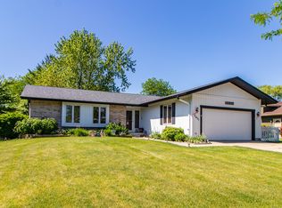 2431 Adams Dr, Lindenhurst, IL 60046
