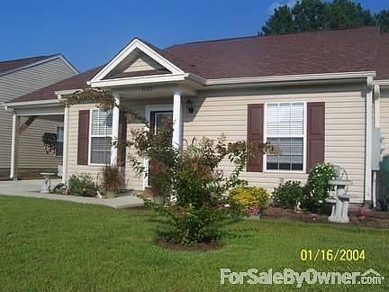 Front of House : Carport on the other side