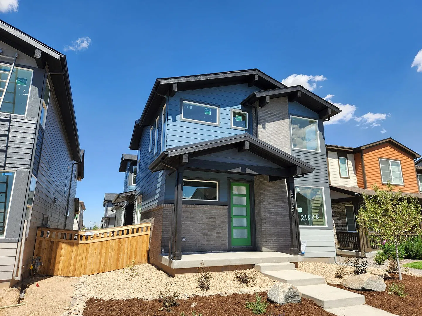 Newer three bed single family home in Painted Prairie. — Photo 2