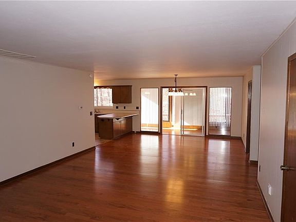 4th image of 10 Enfield Dr