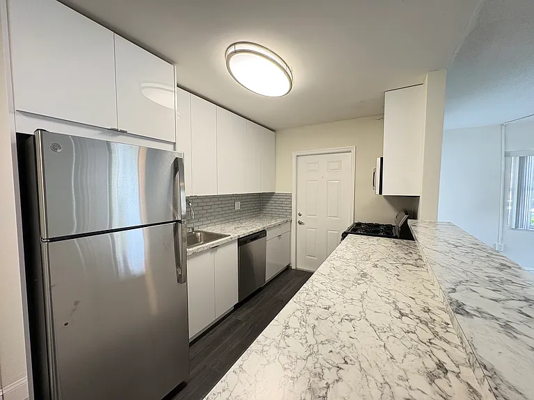 601 SW 2nd Ave #7 — Photo 3