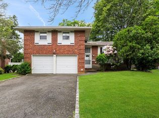 18 Overlook Ln, Plainview, NY 11803