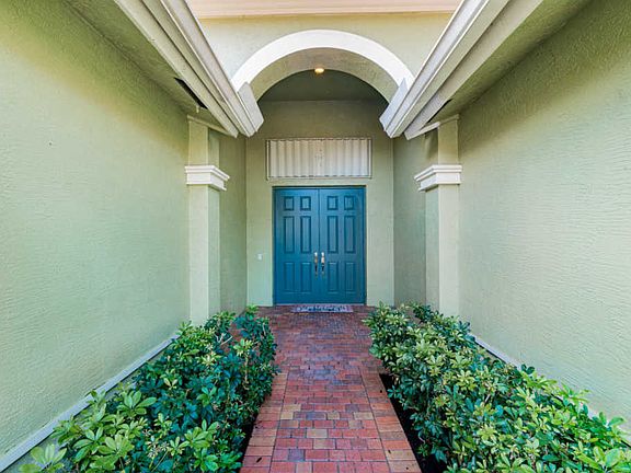 2nd image of 9255 Isles Cay Dr